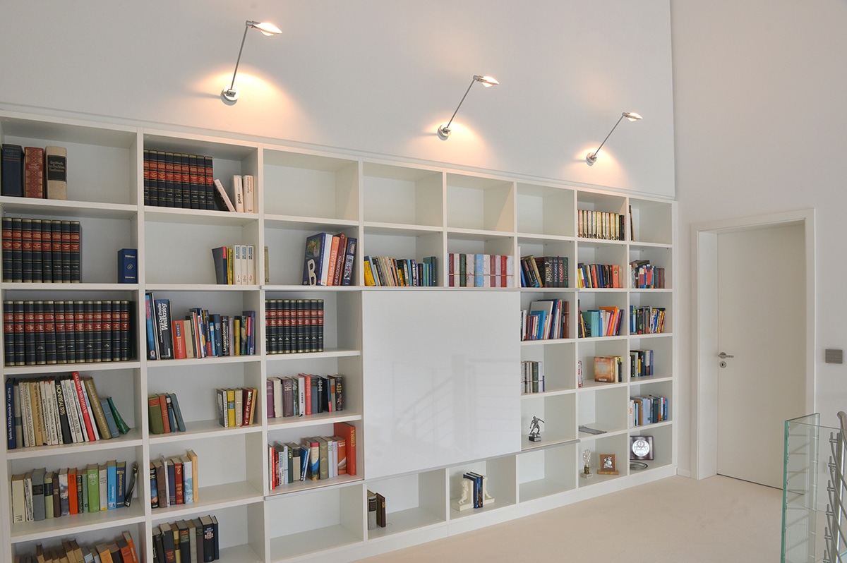 Einbauschrank_Goettingen_Welling_Buecherschrank Bücherregal mit geschlossenem Mittelteil in Weiß