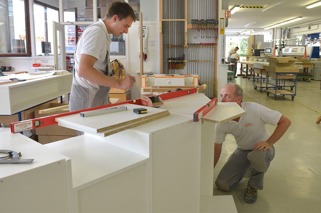 einbauschrank-goettingen-tischlerei-welling-fertigung-montage Tischler bei der Schrankmontage