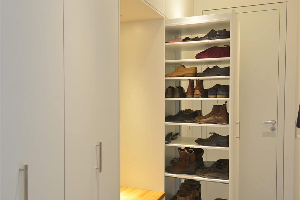 einbauschrank-goettingen-tischlerei-welling-flurschrank-schuhschrank Flurschrank in Weiß mit ausziehbarem Schuhregal
