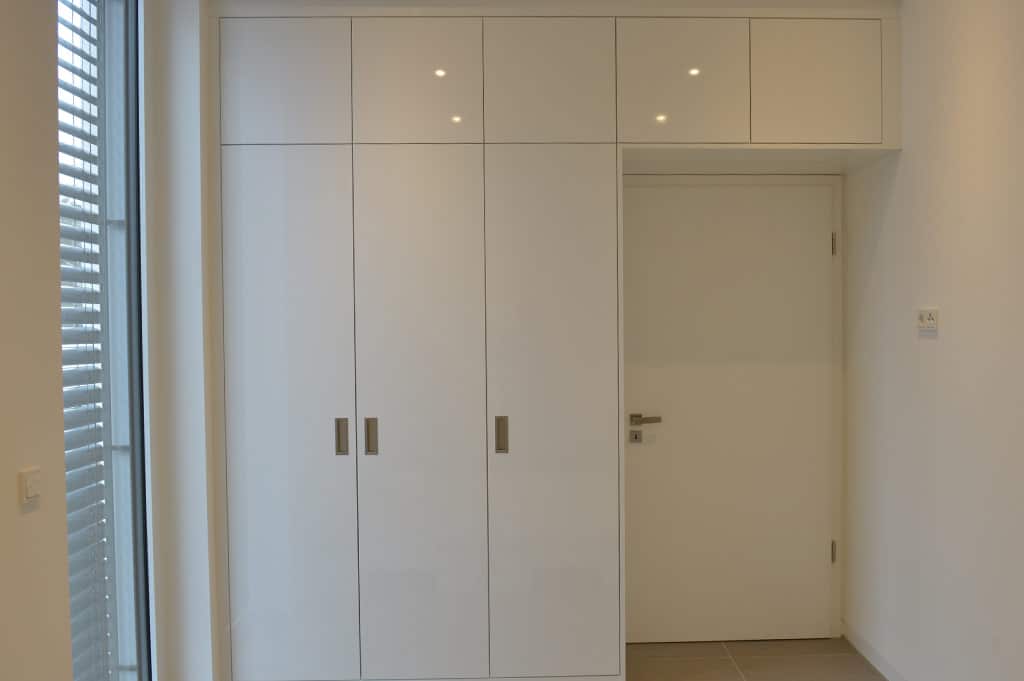 einbauschrank-goettingen-tischlerei-welling-schrankwand-tuer Schrankwand nach Maß in Weiß um eine Tür