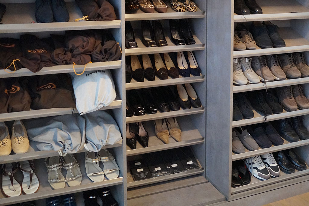 einbauschrank-goettingen-tischlerei-welling-schuhschrank Verschiebbare Schuhregale in begehbarem Kleiderschrank